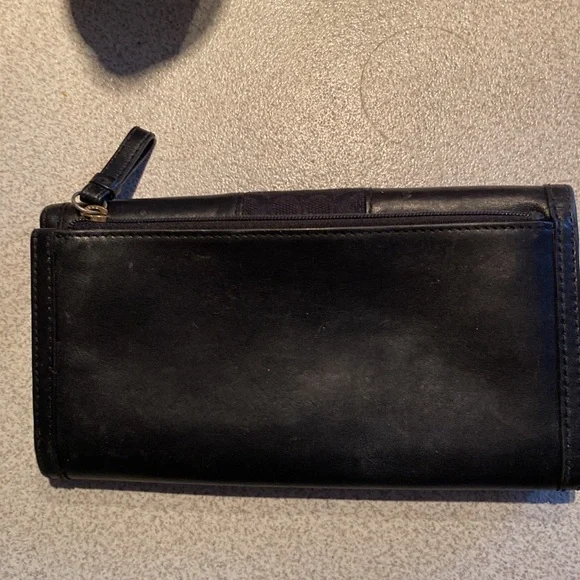 A black Coach leather trifold wallet - Picture 2 of 7